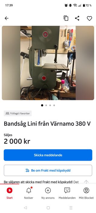 Bandsåg Lini från Värnamo på en arbetsbänk, omgiven av verktyg och tillbehör.