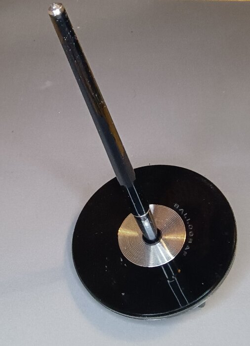 Svart penna i hållare med kedja, traditionellt använd på banker och postkontor.