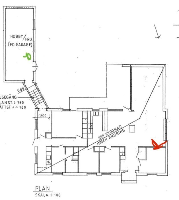 Ritning av ett U-format hus med markeringar och pilar. Röd prick visar inkommande fiber vid en router, grön markering visar plats utan nätverk.