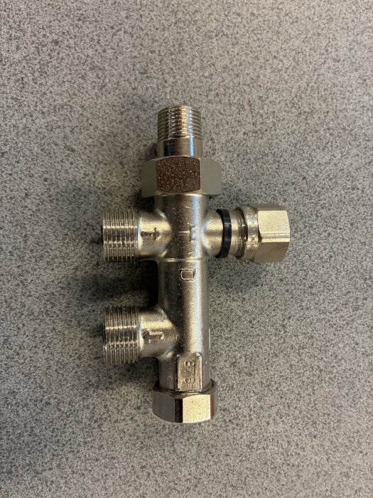 Ventil med tre anslutningar och märkning "87B", troligen avsedd för två-rörs system, placerad på ett grått underlag.