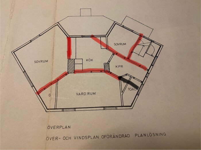 Planritning av ett överplan med bärande väggar markerade i rött. Dörr- och fönsteröppningar gäller, angivet med svart linje vid toaletten.