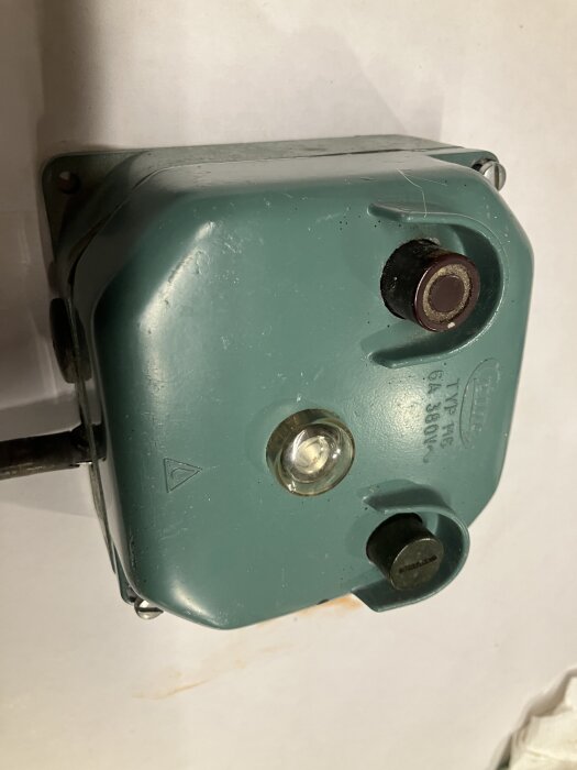 En grön elektrisk komponent med knappar och märkningar, potentiellt användbar för delar.