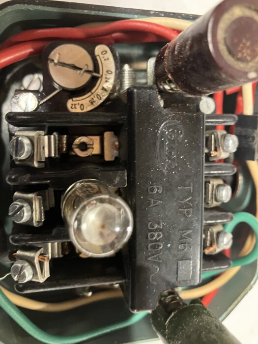 Elektrisk krets med kablar, brytare och komponent, märkt med "16A 380V".