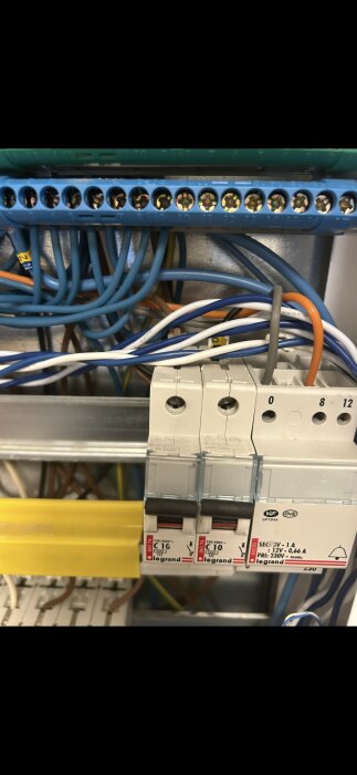 Elskåp med ringtransformator och orange kabel kopplad till 8V-uttag, diskussion om byte till 12V för installation av videodörrklocka Aqara.