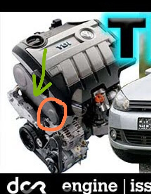 Motorbild av en Volkswagen Golf Variant TDI med markerad remkåpa, belägen vid bilens front, för diskussion om knackande ljud.