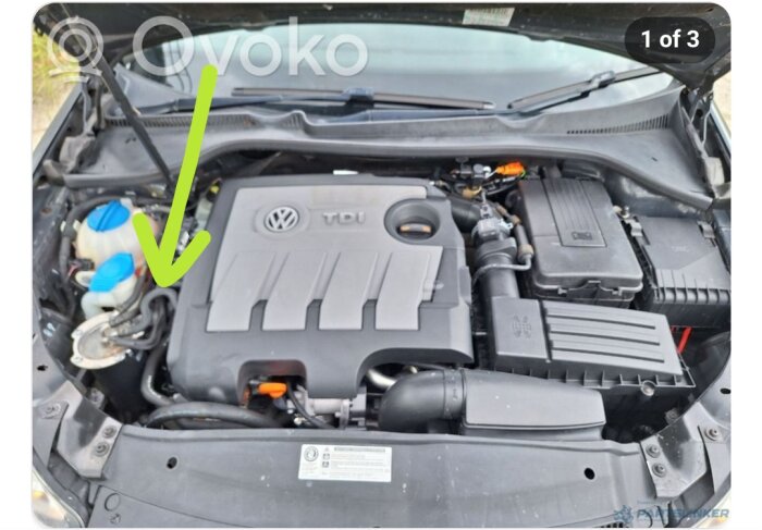 Motorutrymme i en Volkswagen Golf Variant TDI 2012 med en grön pil markerande komponenter.