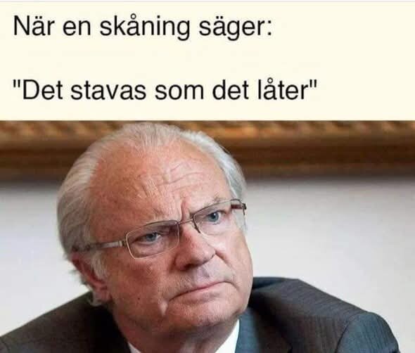 Bild av en allvarlig äldre man med glasögon, text ovanför som skämtar om skånska: "När en skåning säger: 'Det stavas som det låter'".