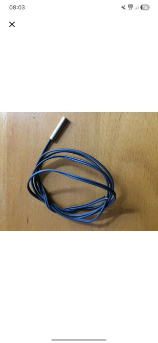 Sladd med metallcylinder på träbord.