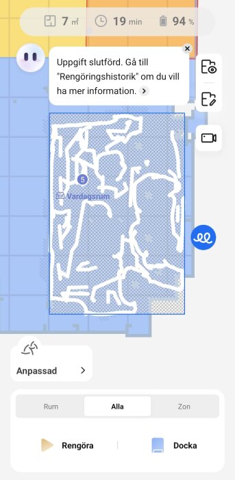 Karta över dammsugarrobotens rörelsemönster i ett vardagsrum, med rensade områden och tidsdata, efter att ha dammsugit en matta.