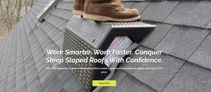 En person står på Pitch Hopper, en arbetsplattform för branta tak, placerad på ett shingeltak med sloganen "Work Smarter. Work Faster.