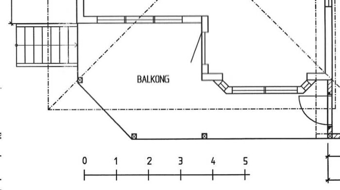Ritning av balkong med trätrall och måttskala, visar taköverhäng för att skydda utrymmet under mot regn.