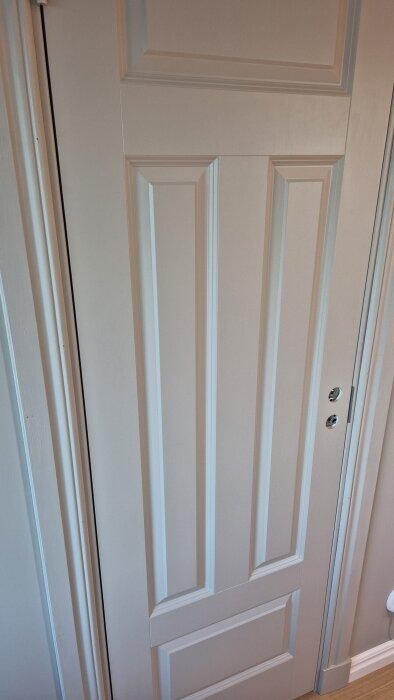 Nymålad dörr med tre lager färg.