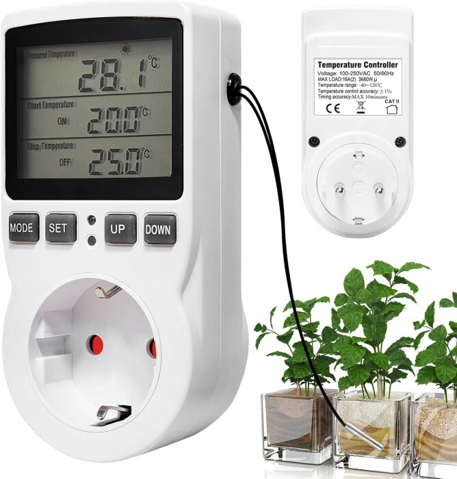 Digital termostat med display och strömuttag, visande temperatur och inställningar. Grönska i bakgrunden.