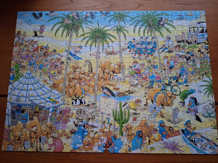 Tecknat pussel med en livlig ökenscen som visar kameler, palmer, människor i olika aktiviteter, ett tält, och en jeep.