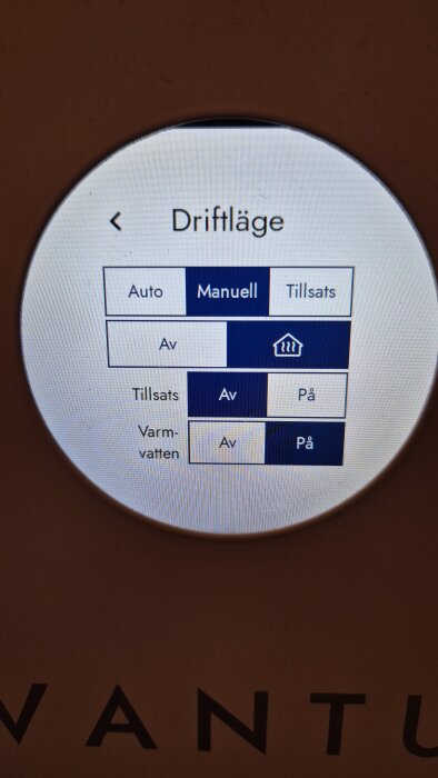 Kontrollpanel för driftläge med manuellt alternativ valt; visar status för eltillsats och varmvatten.