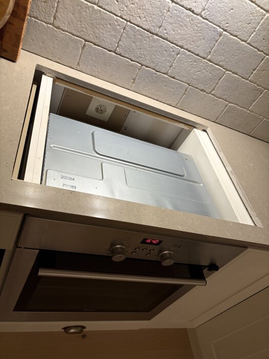 Induktionshäll som inte passar i håluttag på kvartskompositbänkskiva, med risk för sprickor i stenskivan vid installation.