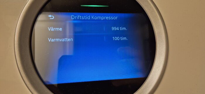 Bild på en display som visar "Drifttid Kompressor" med värme 994 timmar och varmvatten 100 timmar.