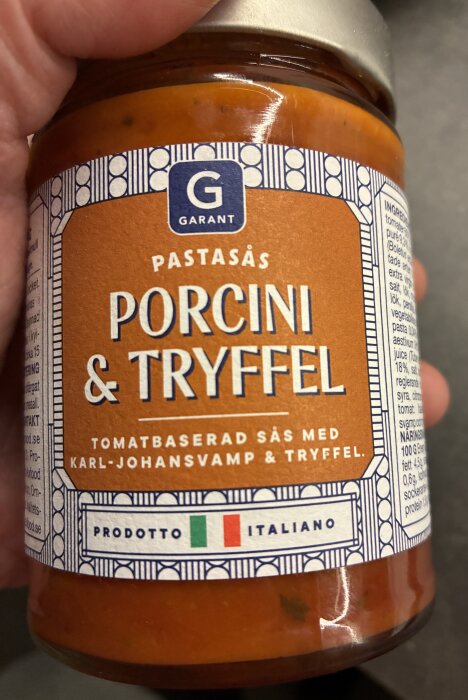 Pastasåsburk med etikett "Porcini & Tryffel", tomatbaserad sås med Karl-Johansvamp och tryffel, inköpt på Willys.
