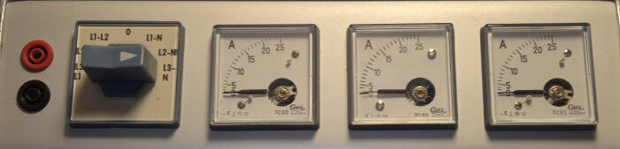 Ammeterpanel med tre analoga mätare för att mäta ström på olika faser och en brytare för fasval i elektrisk installation.