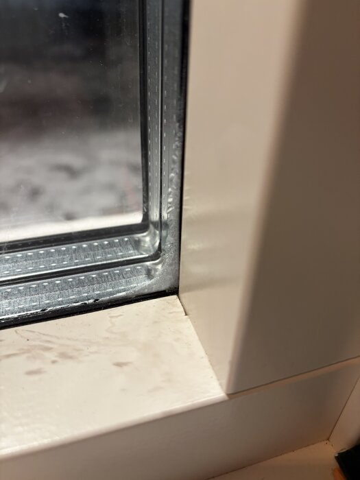 Fukt eller frost på insidan av ett fönster i vintertid, i ett modernt hus med golvvärme och FTX-system.
