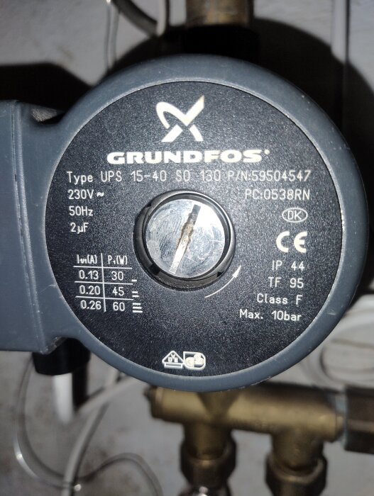 Cirkulationspump av märket Grundfos med olika tekniska specifikationer som typnummer, IP-klass och maxtryck.