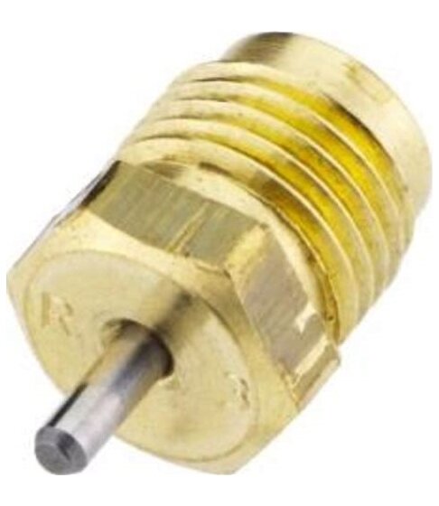 Mässingsfärgad packbox med ventil för vattenburet element i närbild.