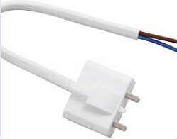 Vit elkabel med tvåledningsanslutning för att skarvas med tunna sladdar från GU10-socklar.