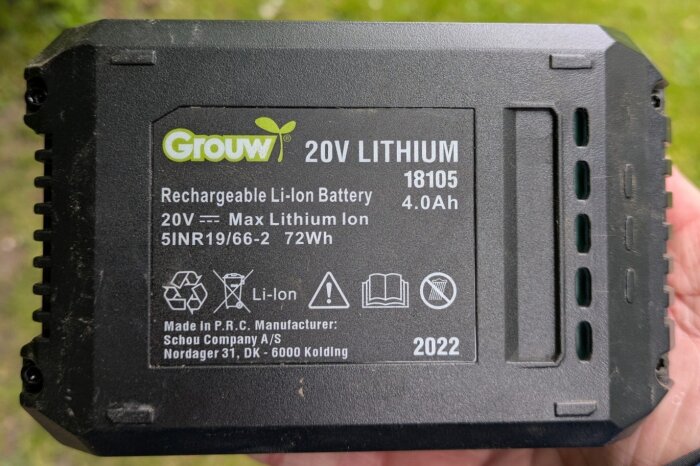Grouw 20V 4.0Ah lithiumbatteri, modell 18105, visas i hand. Text markerar 72Wh och tillverkning i PRC av Schou Company A/S.