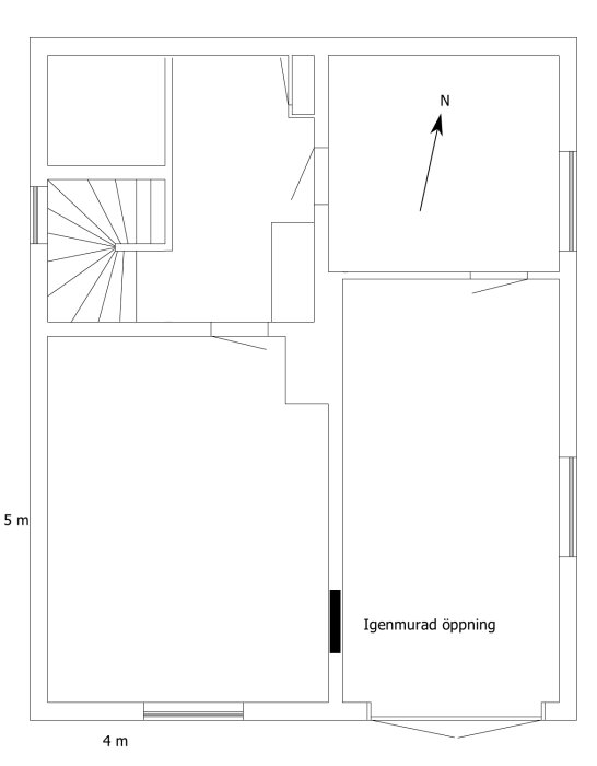 Planritning av källare med markerad igenmurad öppning. Rummet längst ner till vänster är ca 5 x 4 m, med sydöstligt källarfönster.