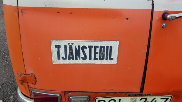 Orange Televerket-tjänstebil med texten "TJÄNSTEBIL" på bakdelen.