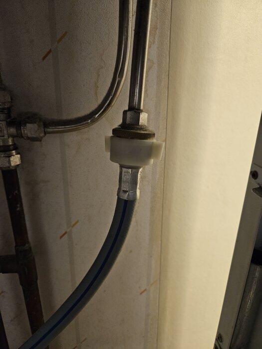 Avstängningsventil och kopplingsslang till tvättmaskin som droppar vatten trots helt avstängd ventil.