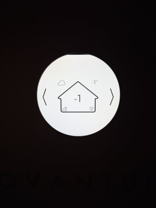 En digital display visar en ikon av ett hus med temperaturen -1 grader och pilikoner på sidorna.