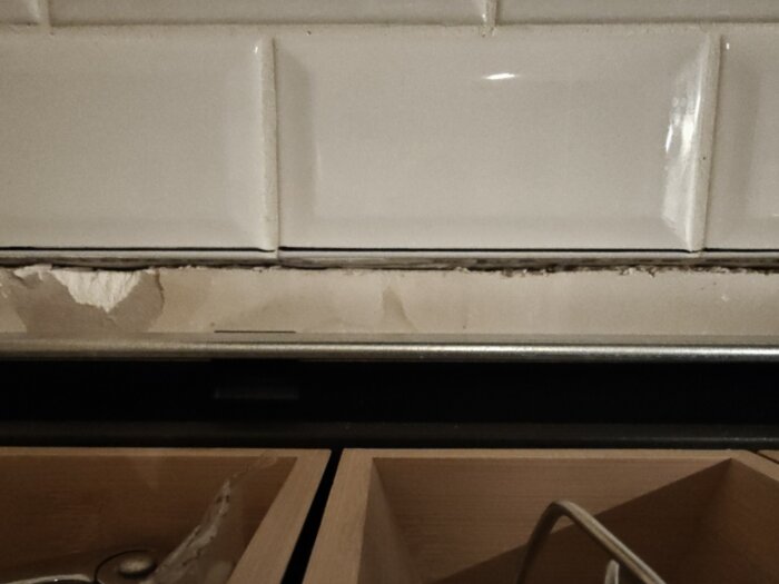 Glipa mellan kökskakel och bänkskiva där kanten är för trång för att bänkskivan ska passa under kaklet, vilket skapar monteringsproblem.