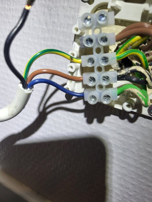 Elektrisk kopplingsdosa med anslutna kablar för Lvi-element 400V, visande färgade ledningar och kopplingsblock.