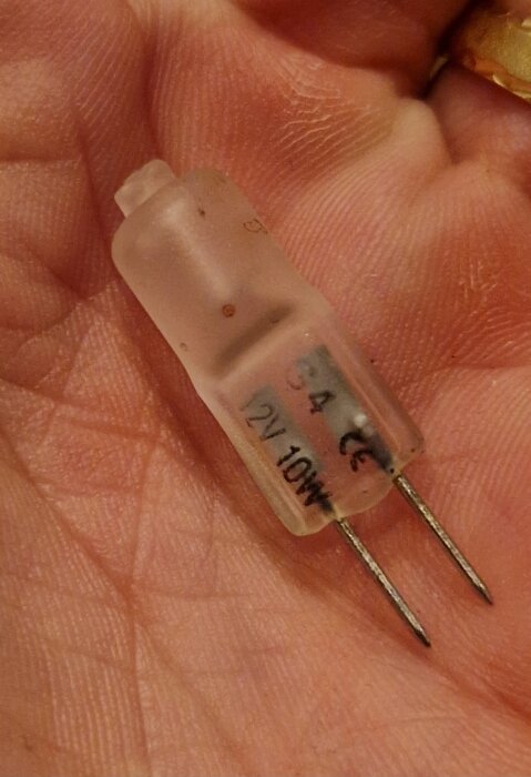 10W 12V glödlampa hålls i en hand, visas nära för att visa detaljer.