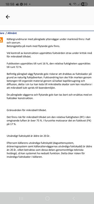 Bild av ett textdokument som beskriver fuktproblem och risker för mikrobiell tillväxt i en byggnad med äldre fuktskydd.