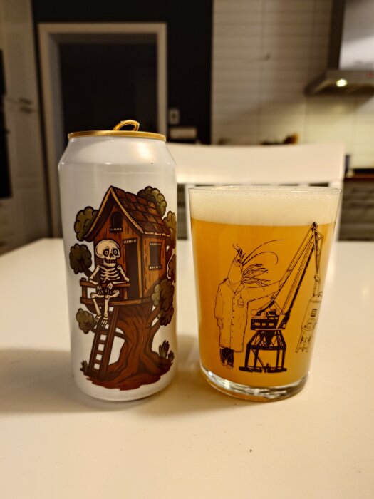 Ölburk med skelett i trädkoja och ett glas med DIPA, stående på ett bord.