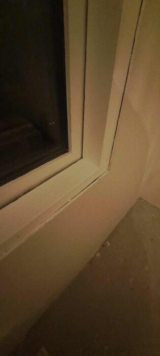 Närbild av ett fönster med monterad renoveringsgips, synlig kant mellan karmen och väggen, cirka 6-10 mm bred.