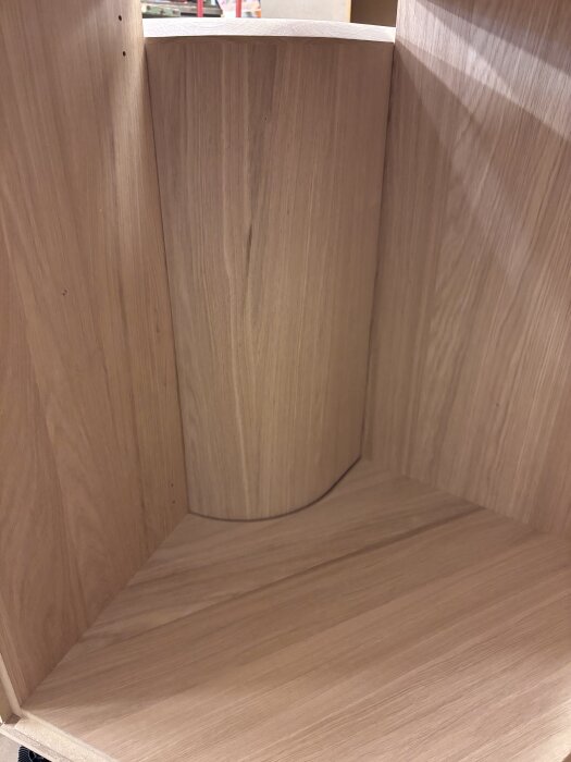 Hörnskåpets inre visar en trälucka lutad mot stommen, del av ett avancerat snickeriprojekt för en bar.