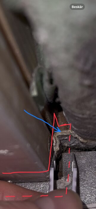 Närbild av potentiell fuktskada vid dörrkarm; röd och blå markering visar var tätskikt borde finnas enligt inlägg.
