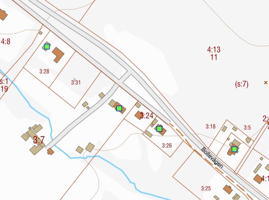 Karta över villaområde med tomtgränser, hus och vägar, markerat med nummer och symboler. Möjlig projektering för borrning.