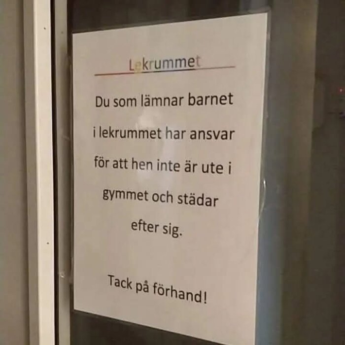 Skylt med information om att föräldrar har ansvar för sina barn i lekrummet och att barnen ska hålla sig borta från gymmet och städa efter sig.