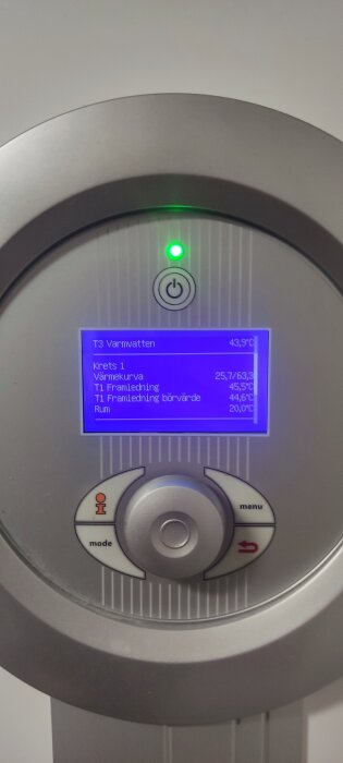 Värmepumpens kontrollpanel med temperaturinställningar visade på skärm.