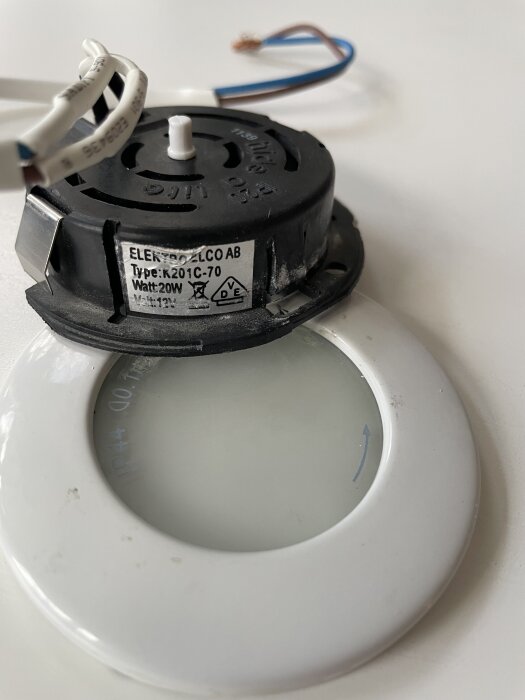 Spotlight från Hidealite, typ K201C-70, inkl. trasig ring och synliga kablar, söker reservdelar.