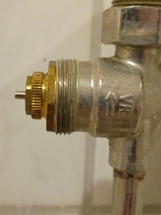 Ventil utan termostat monterad på rörledningen, diskuterar kompatibla termostater för installation.