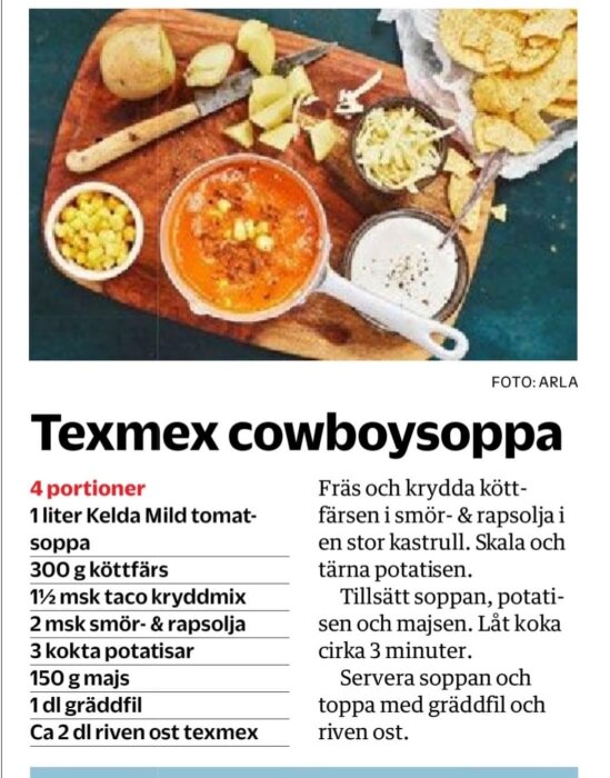 Texmex cowboysoppa med majs och potatis på skärbräda, recept synligt. Ingredienserna inkluderar tomatsoppa, köttfärs och taco kryddmix.