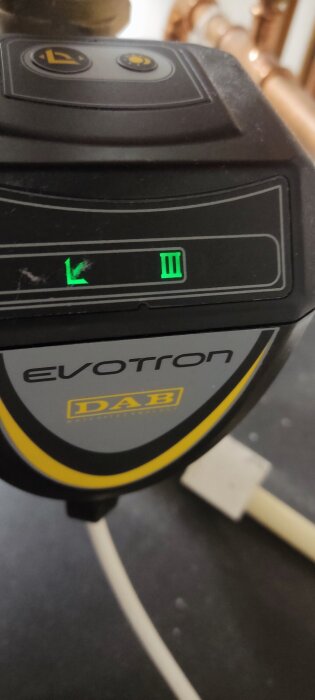 Cirkulationspump Evotron DAB inställd på högsta effekt med gröna lysdioder.