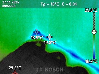 Värmekamera visar temperaturfördelning på en yta, med färger från blått (kallare) till grönt (varmare), samt temperaturangivelser vid olika punkter.