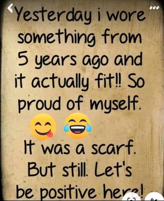 Humoristisk text om att något från fem år sedan fortfarande passar, med emojis för skratt och glädje.