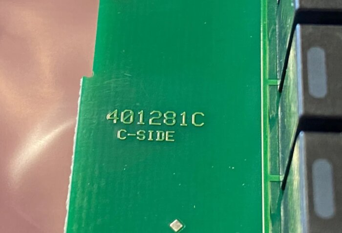 Grönt reläkort med märkning "401281C C-SIDE" för Nibe värmepumpsmodeller, säljes oanvänt enligt inlägget i diskussionstråden.